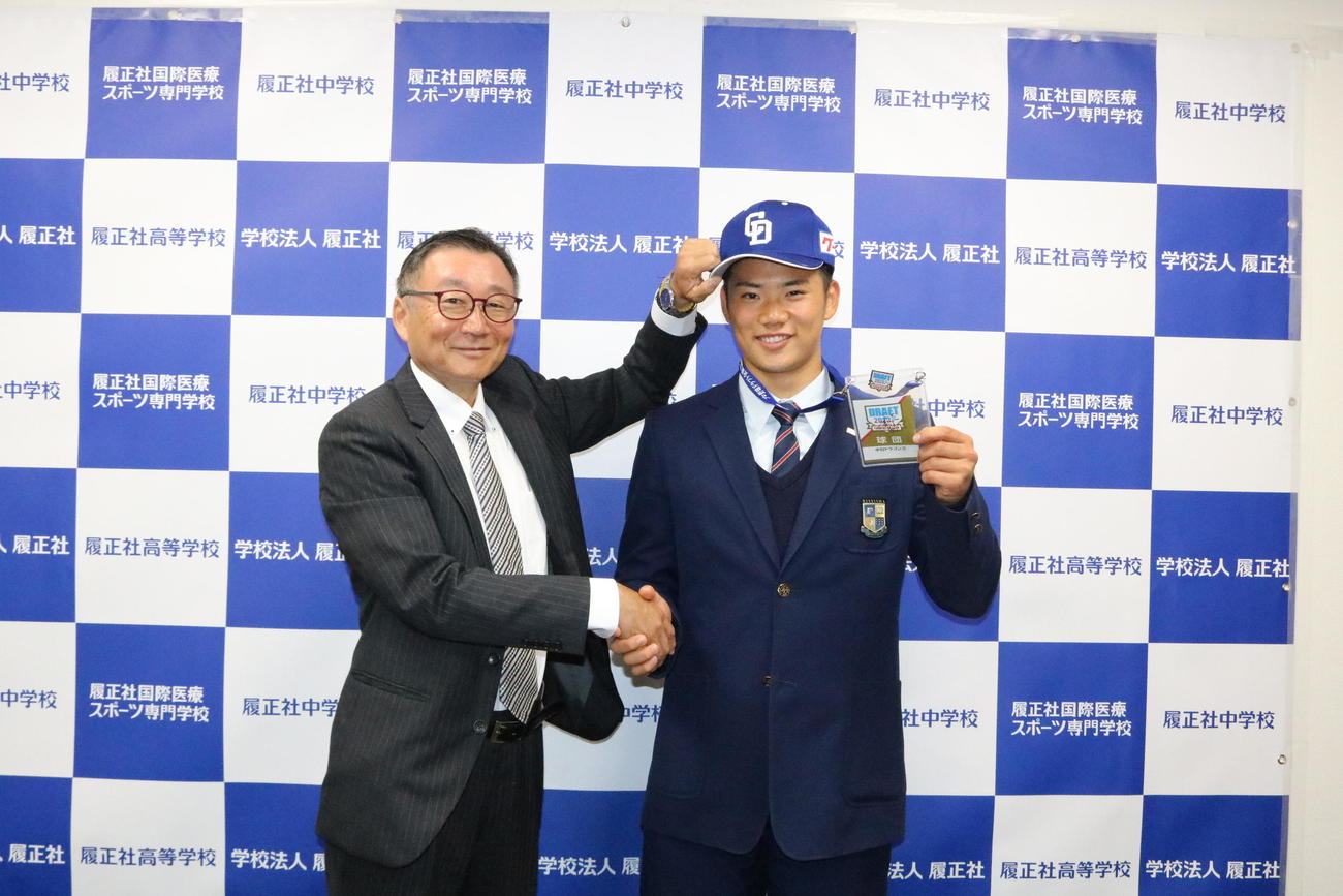 履正社の福田幸之介投手が中日山本スカウトから帽子をかぶせてもらう（撮影・林亮佑）