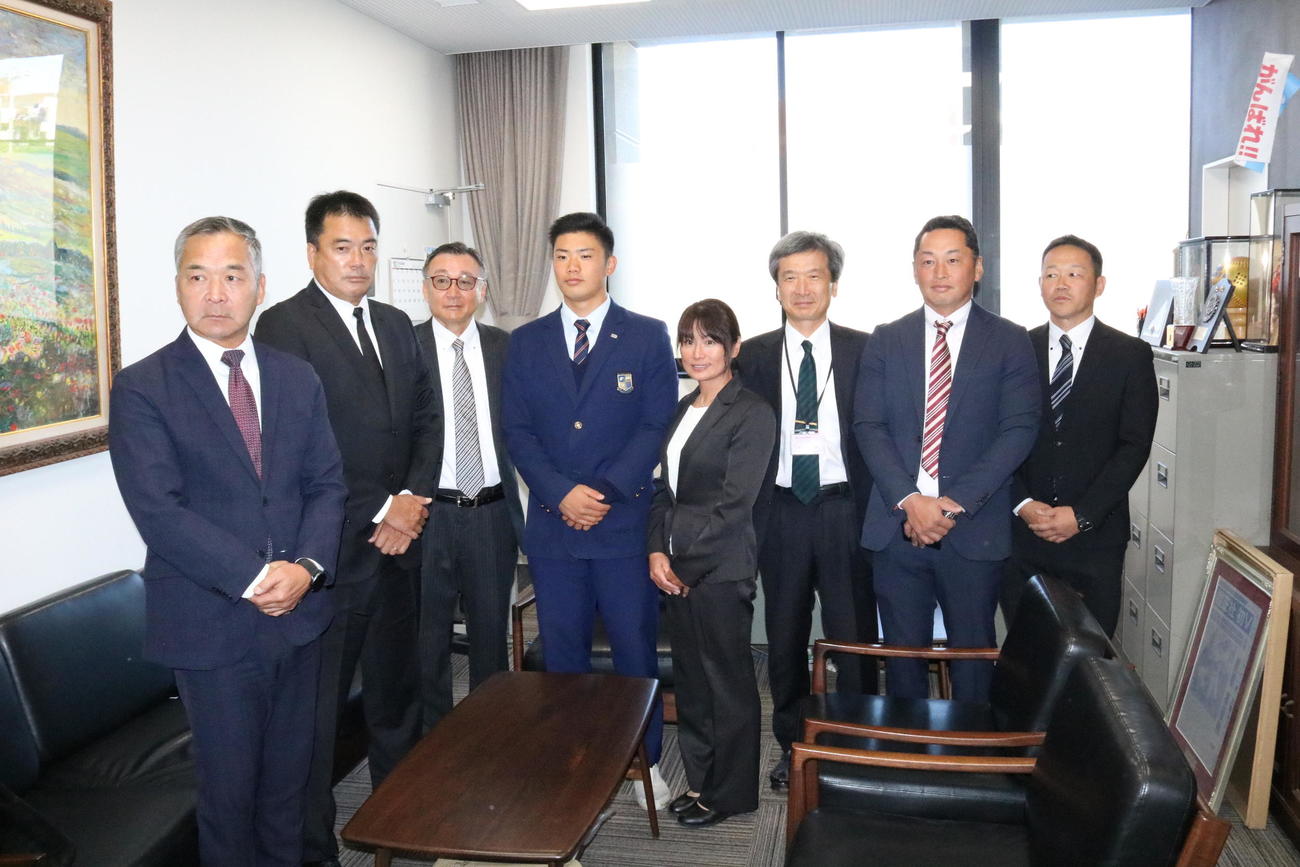 履正社の福田幸之介投手が中日から指名あいさつを受ける。左から中日音チーフスカウト、松永スカウト部長、山本スカウト、福田、福田の母寿子さん、履正社松本校長、多田監督、月見部長（撮影・林亮佑）