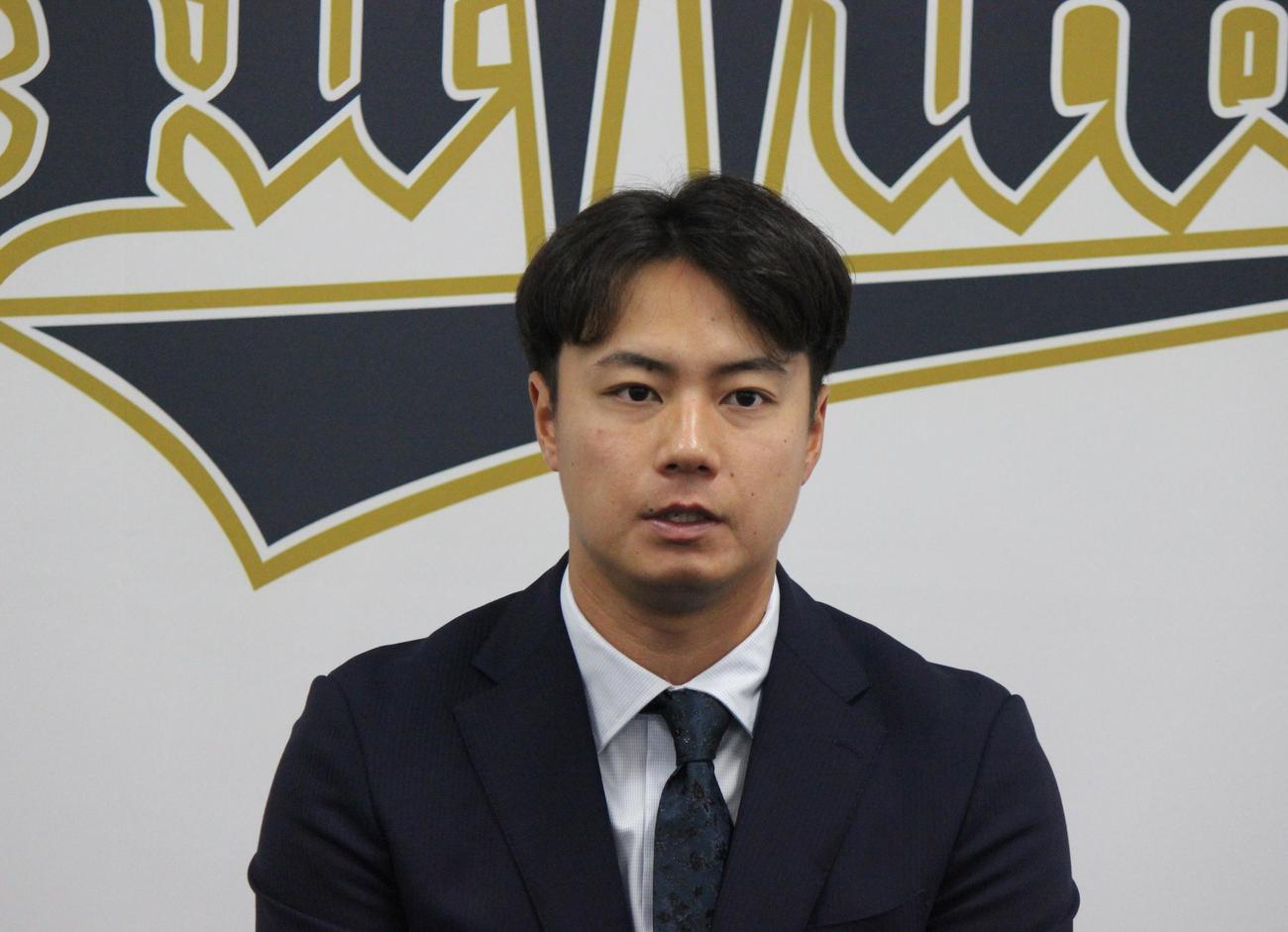 契約更改後、会見に臨むオリックス横山（撮影・柏原誠）