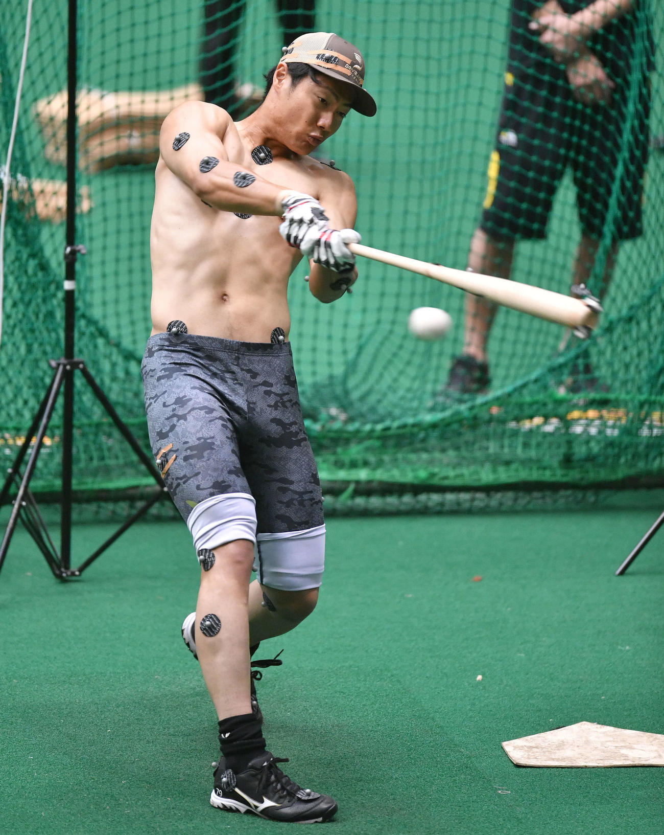 特殊な器具を装着し、ドライブラインの動作解析を行う渡辺陸（撮影・岩下翔太）