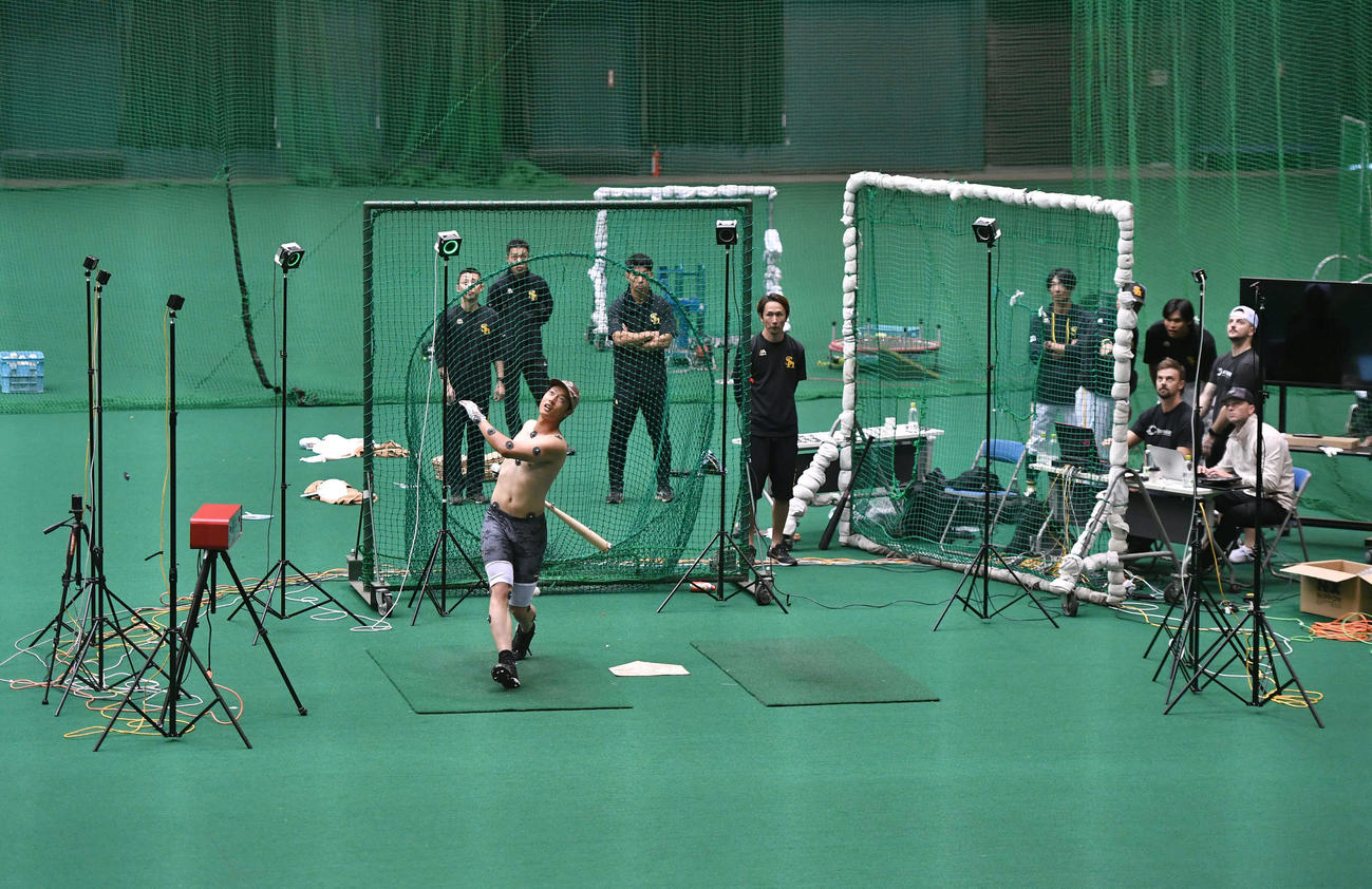 特殊な器具を装着し、ドライブラインの動作解析を行う渡辺陸（撮影・岩下翔太）