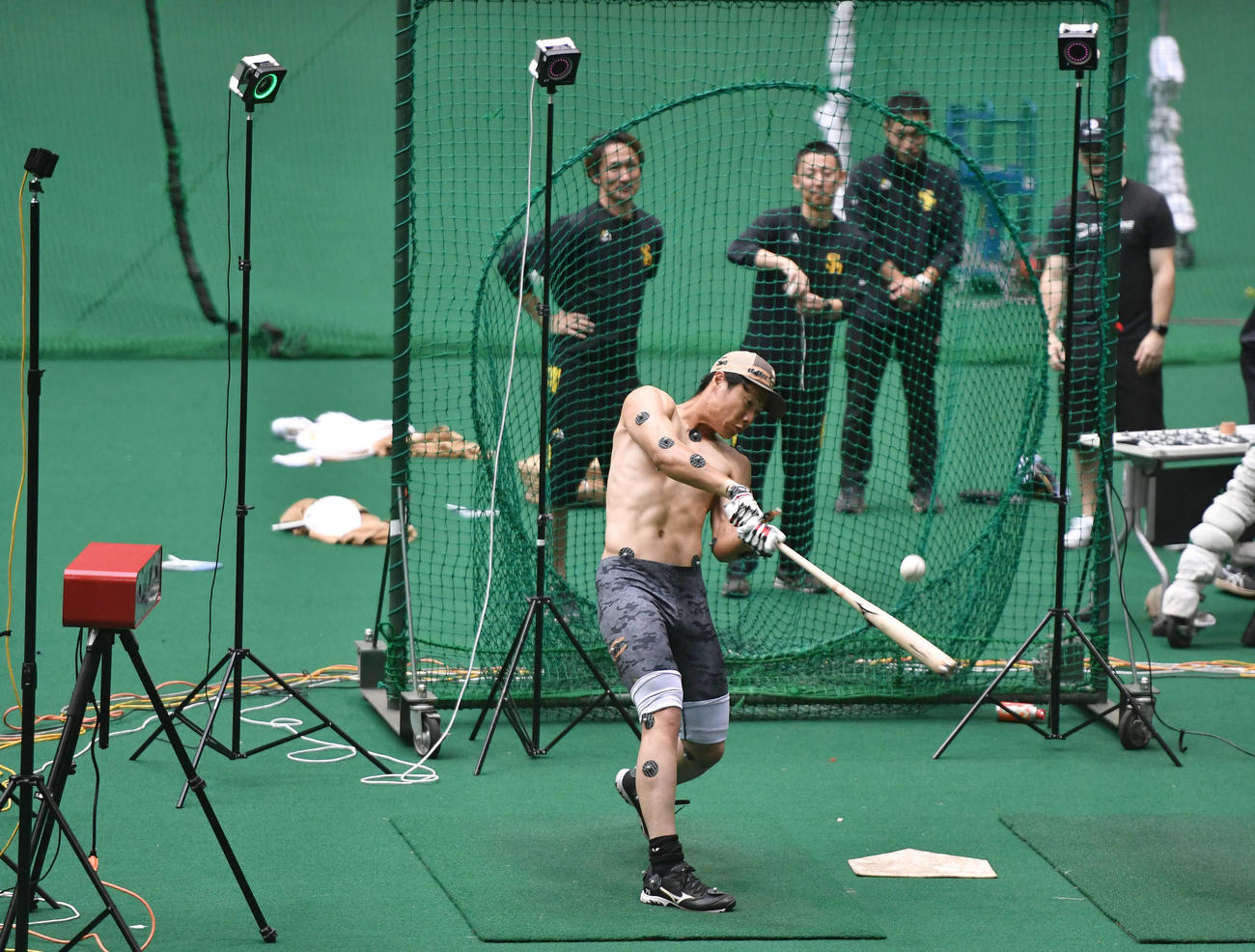特殊な器具を装着し、ドライブラインの動作解析を行う渡辺陸（撮影・岩下翔太）