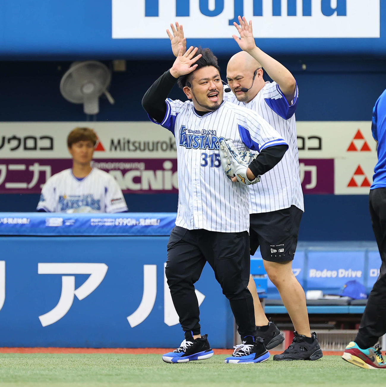 鬼越トマホークの坂井良多（左）と金ちゃん（2022年5月撮影）