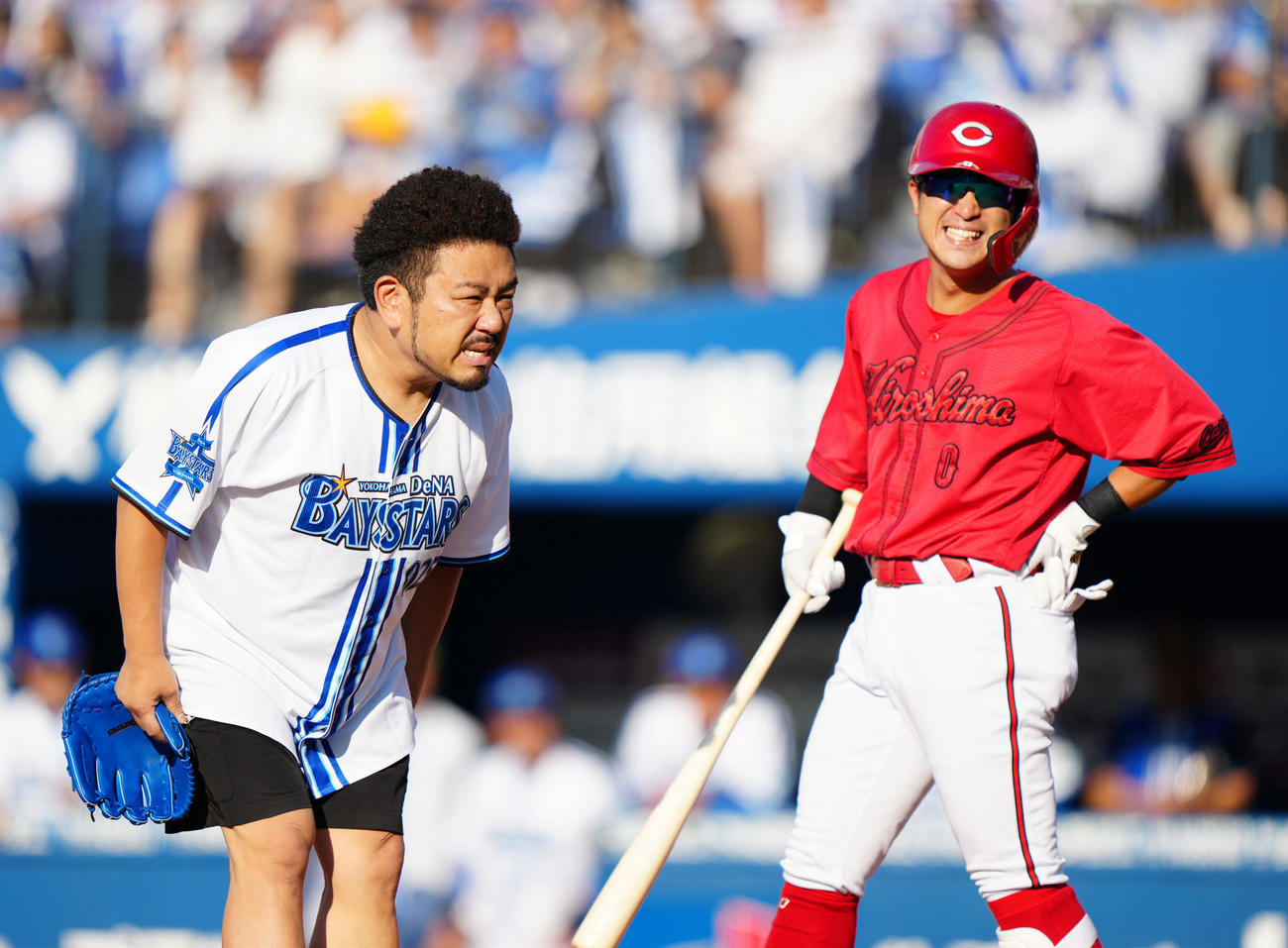 試合前、始球式で広島上本（右）に死球を与えてしまった鬼越トマホークの金ちゃん（2023年7月撮影）