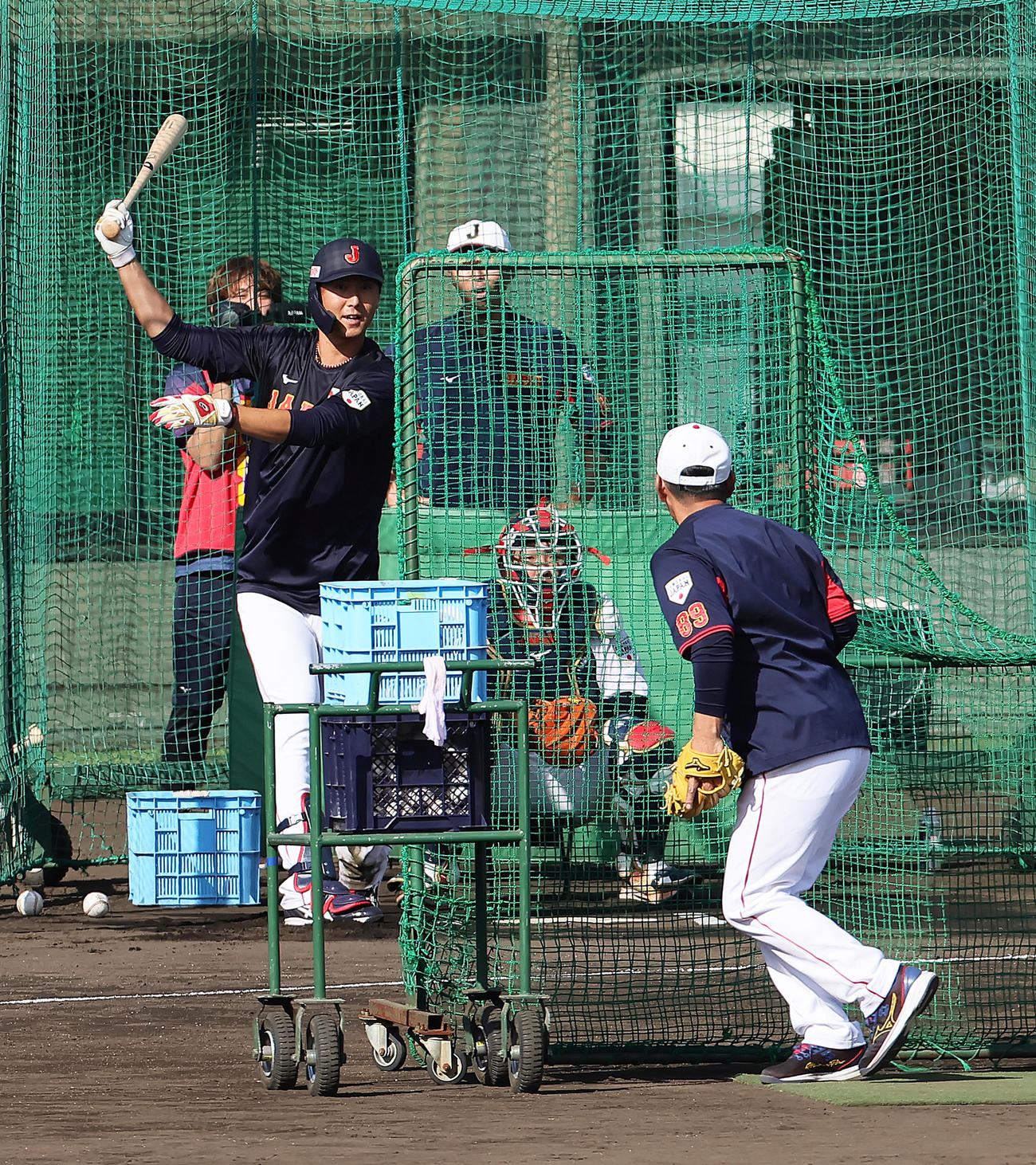 井端監督（手前）を投手に打撃練習を行う秋広（撮影・足立雅史）