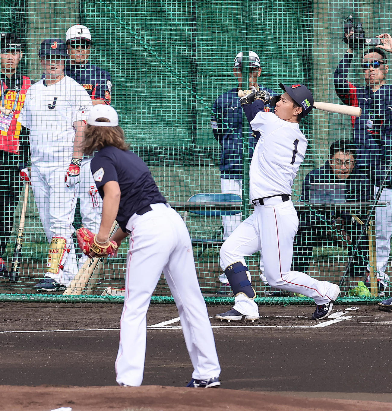 ライブBPに登板した今井（手前）から空振りを奪われる藤原（撮影・足立雅史）