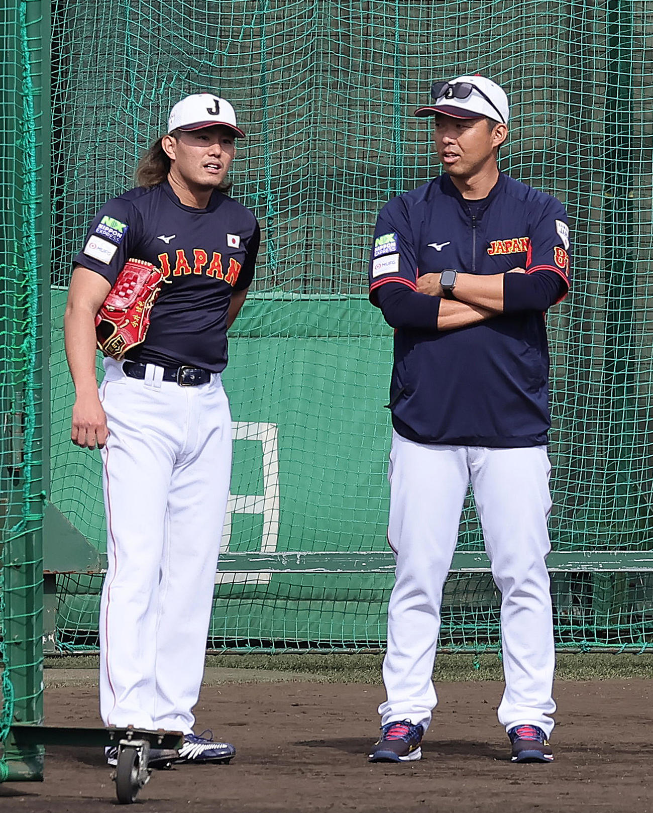 ライブBPを終えた今井（左）は吉見投手コーチと会話を交わす（撮影・足立雅史）