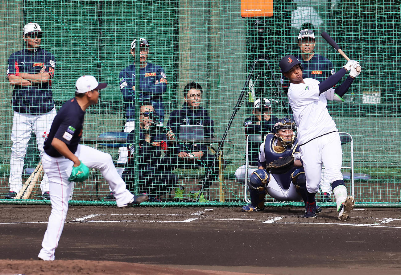 ライブBPを務めた田口（手前）から安打性の当たりを放つ万波（撮影・足立雅史）