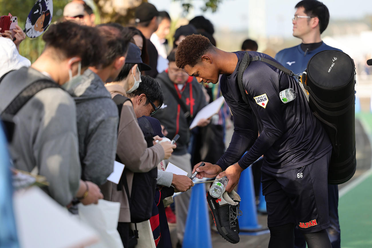 ファンのサインに応える万波（撮影・足立雅史）