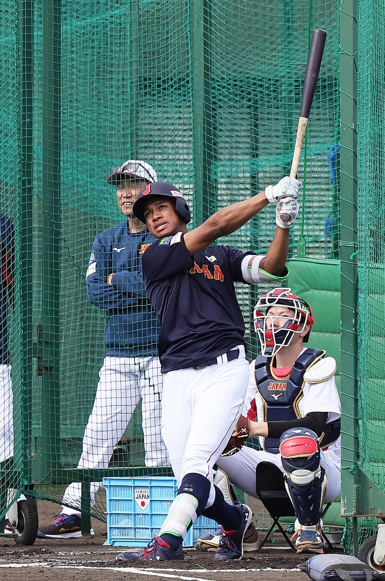 フリー打撃を行う万波。後方は井端監督（撮影・足立雅史）