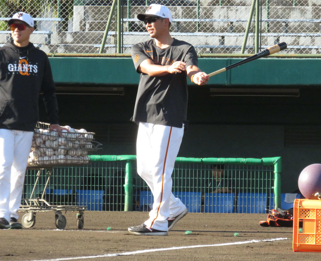 捕手陣の特守でノックを打つ巨人阿部監督（撮影・為田聡史）