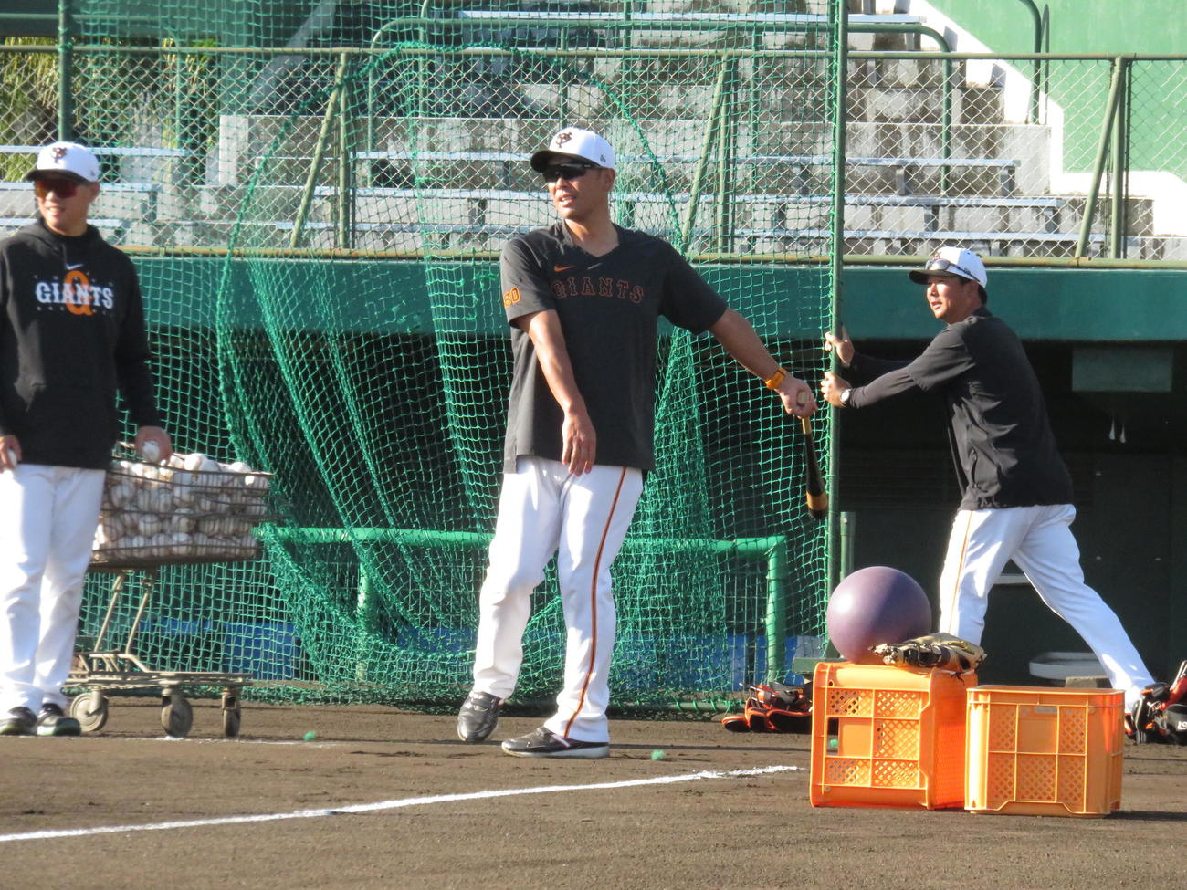 捕手陣の特守でノックを打つ阿部監督（撮影・為田聡史）