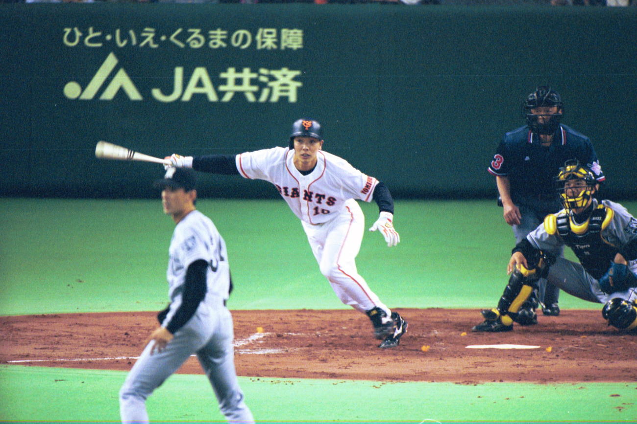 阿部慎之助はプロ初打席で適時二塁打を放つ（2001年3月30日撮影）