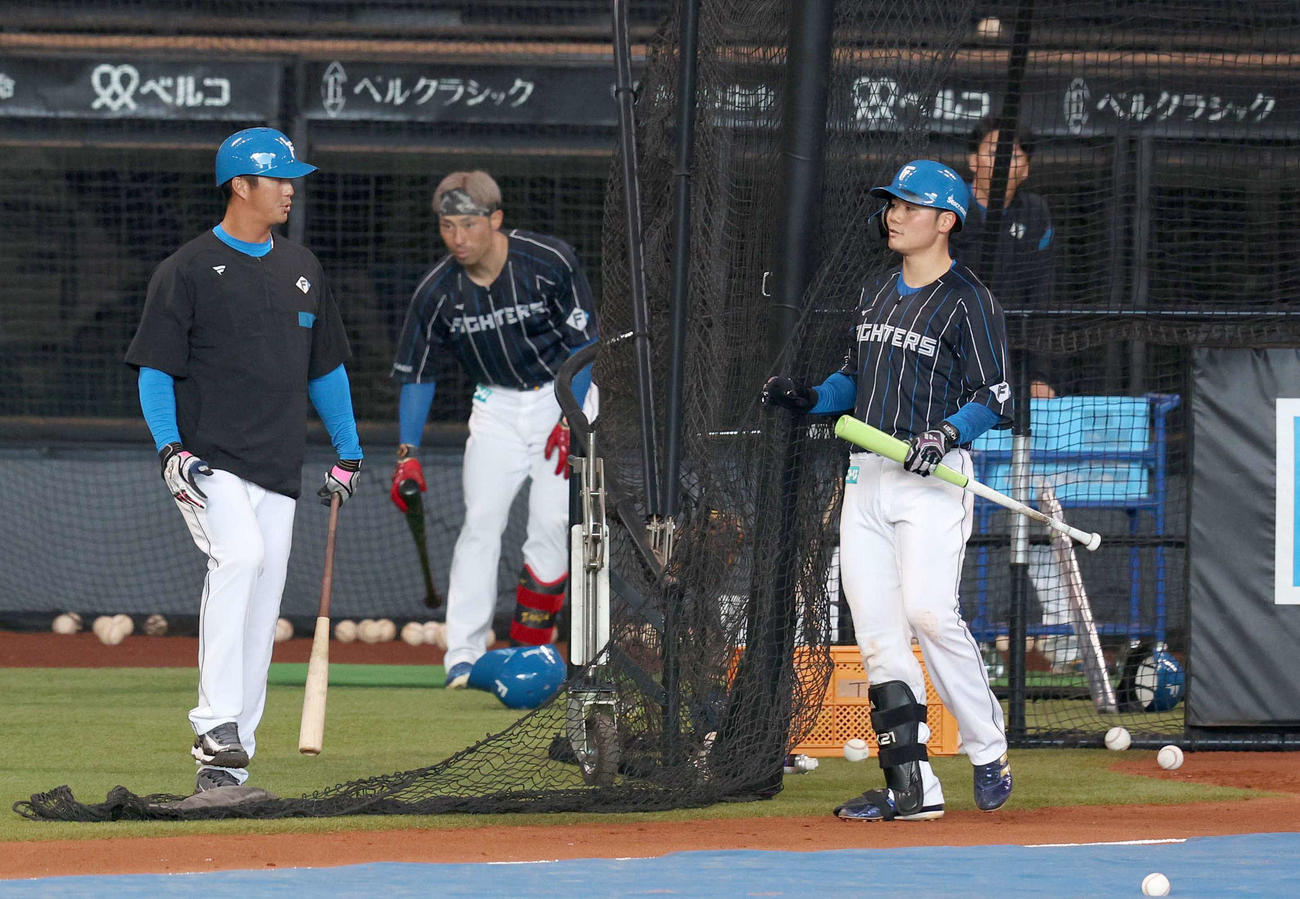 交互に打撃ケージに入る清宮（右）と台湾の高国輝コーチ（撮影・黒川智章）