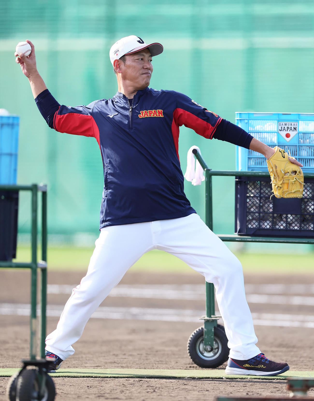 打撃投手を務めた井端監督（撮影・足立雅史）