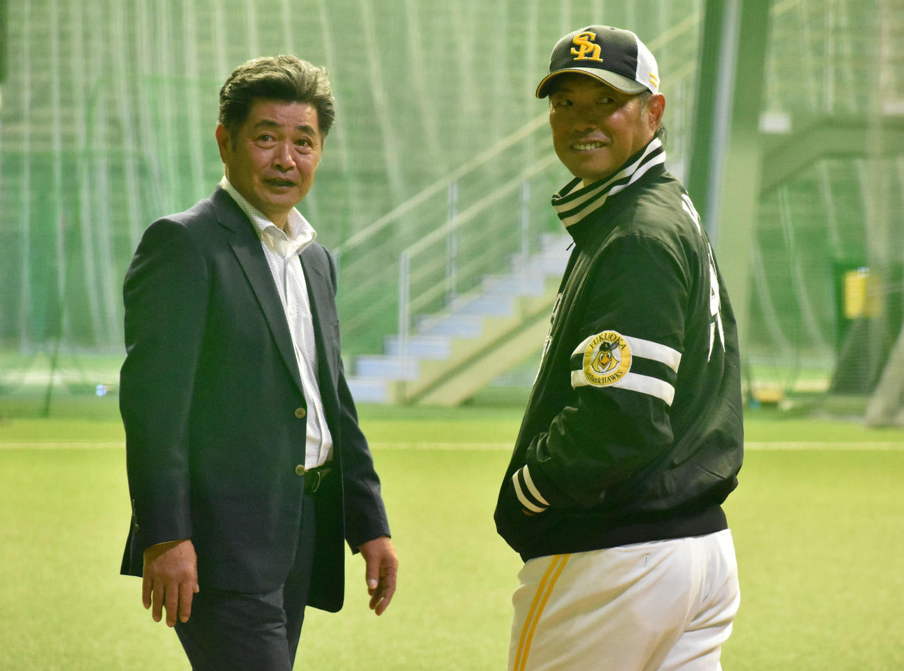 前監督の工藤氏（左）と話すソフトバンク小久保監督（撮影・只松憲）