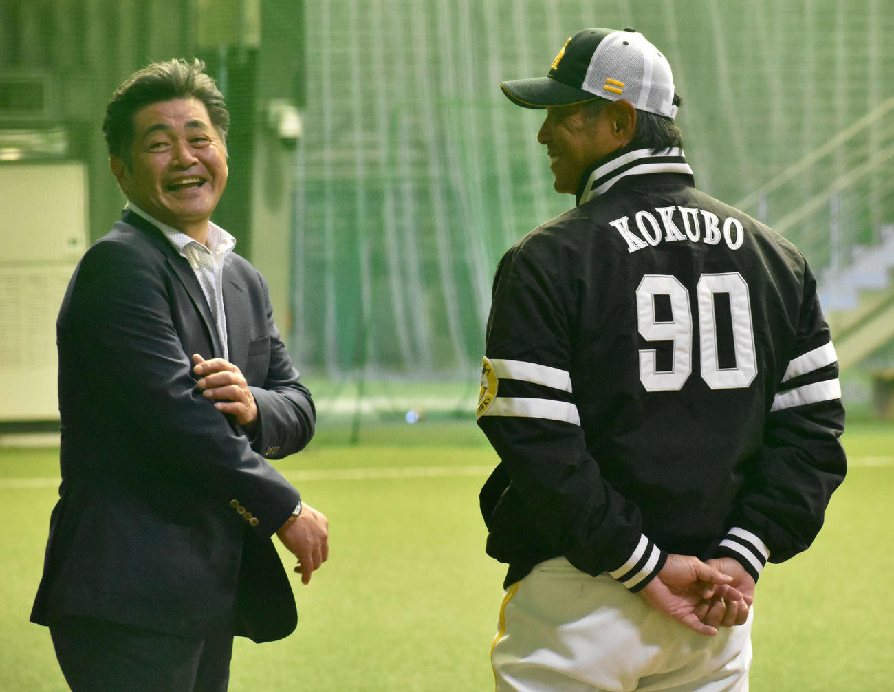 工藤公康前監督（左）と話す小久保監督（撮影・只松憲）