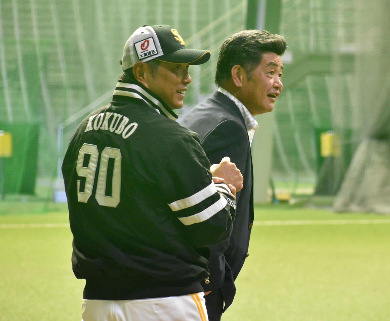 工藤公康前監督（右）と小久保監督（撮影・只松憲）