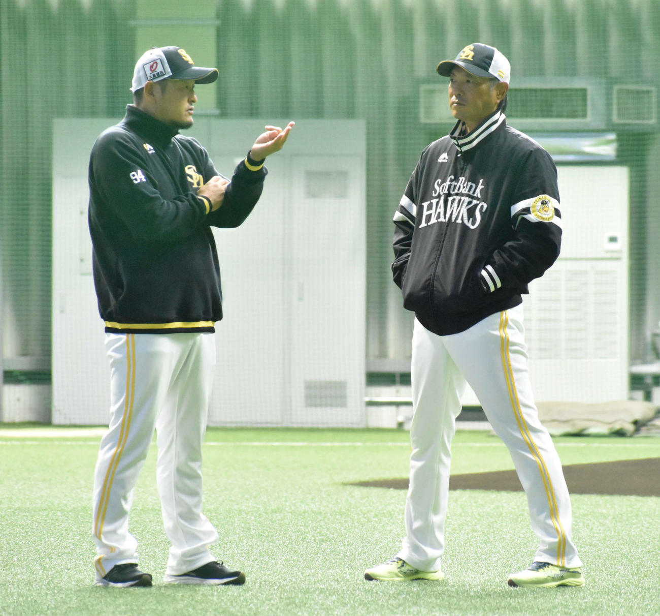 倉野1軍投手コーチ（左）と話す小久保監督（撮影・只松憲）