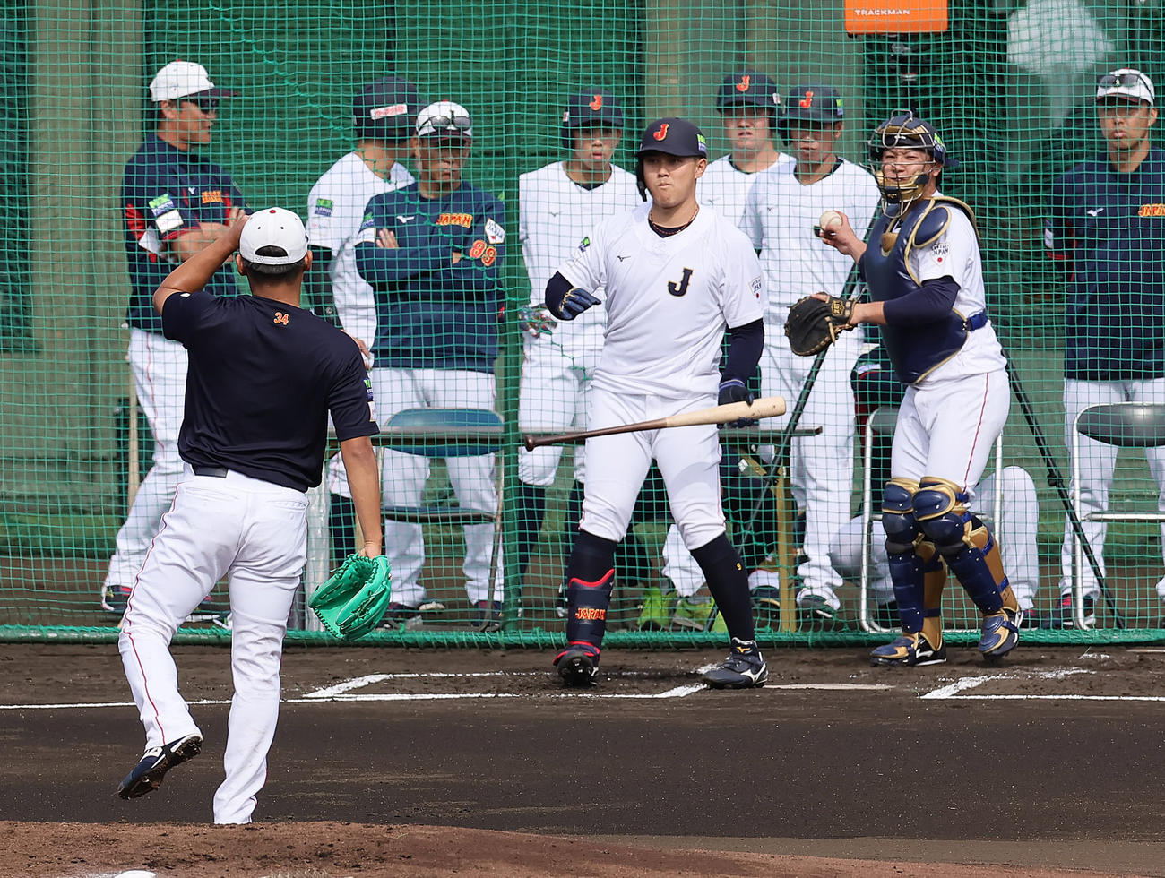 ライブBPで空振りに三振に倒れた野口。投手田口（撮影・足立雅史）