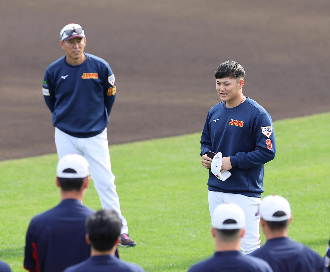 チームに合流し、あいさつする野口（右）。左は井端監督（撮影・足立雅史）