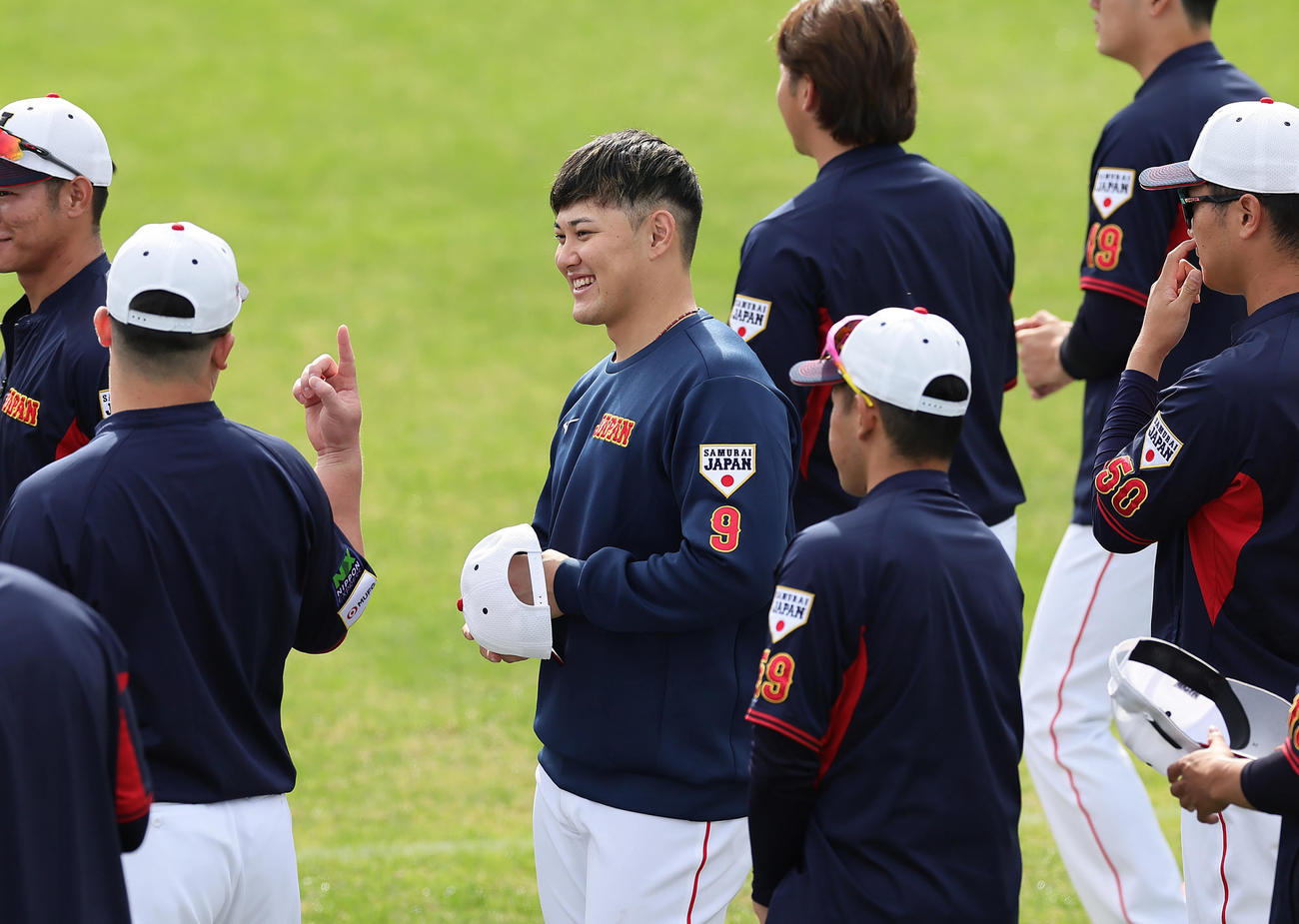 チームに合流し、笑顔を見せる野口（撮影・足立雅史）