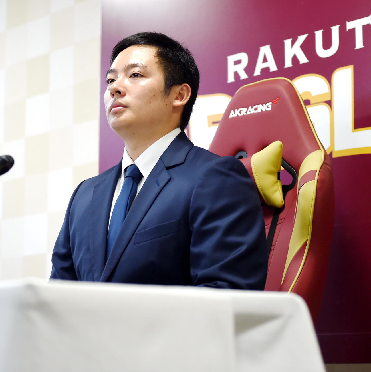海外FA権を行使し球団事務所で取材対応する楽天松井裕（撮影・山田愛斗）