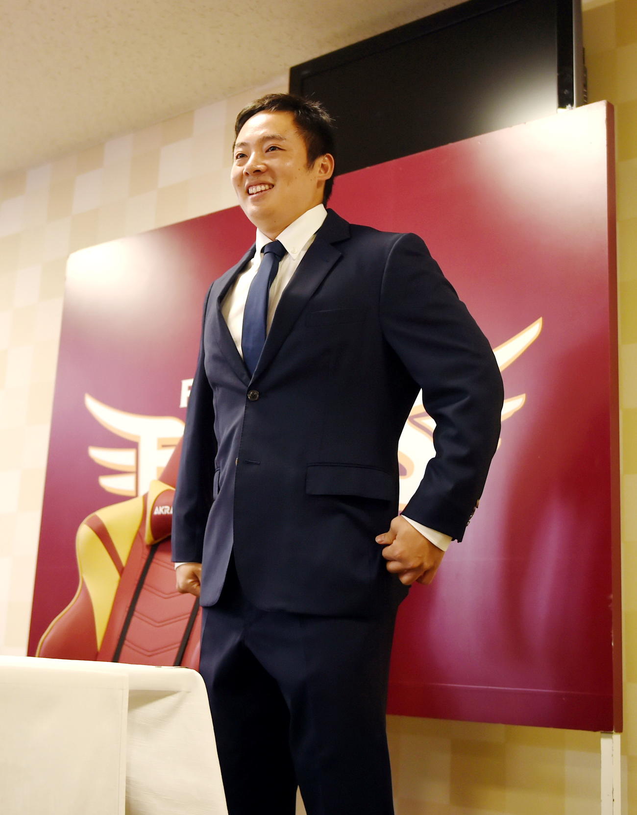 報道陣の前で笑顔を見せる楽天松井裕（撮影・山田愛斗）