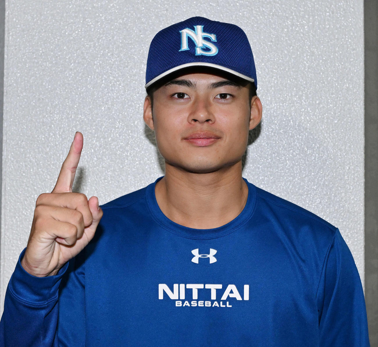 日体大対山梨学院大　優勝まであと1勝の「1」のポーズで写真に納まる日体大・箱山（撮影・滝沢徹郎）