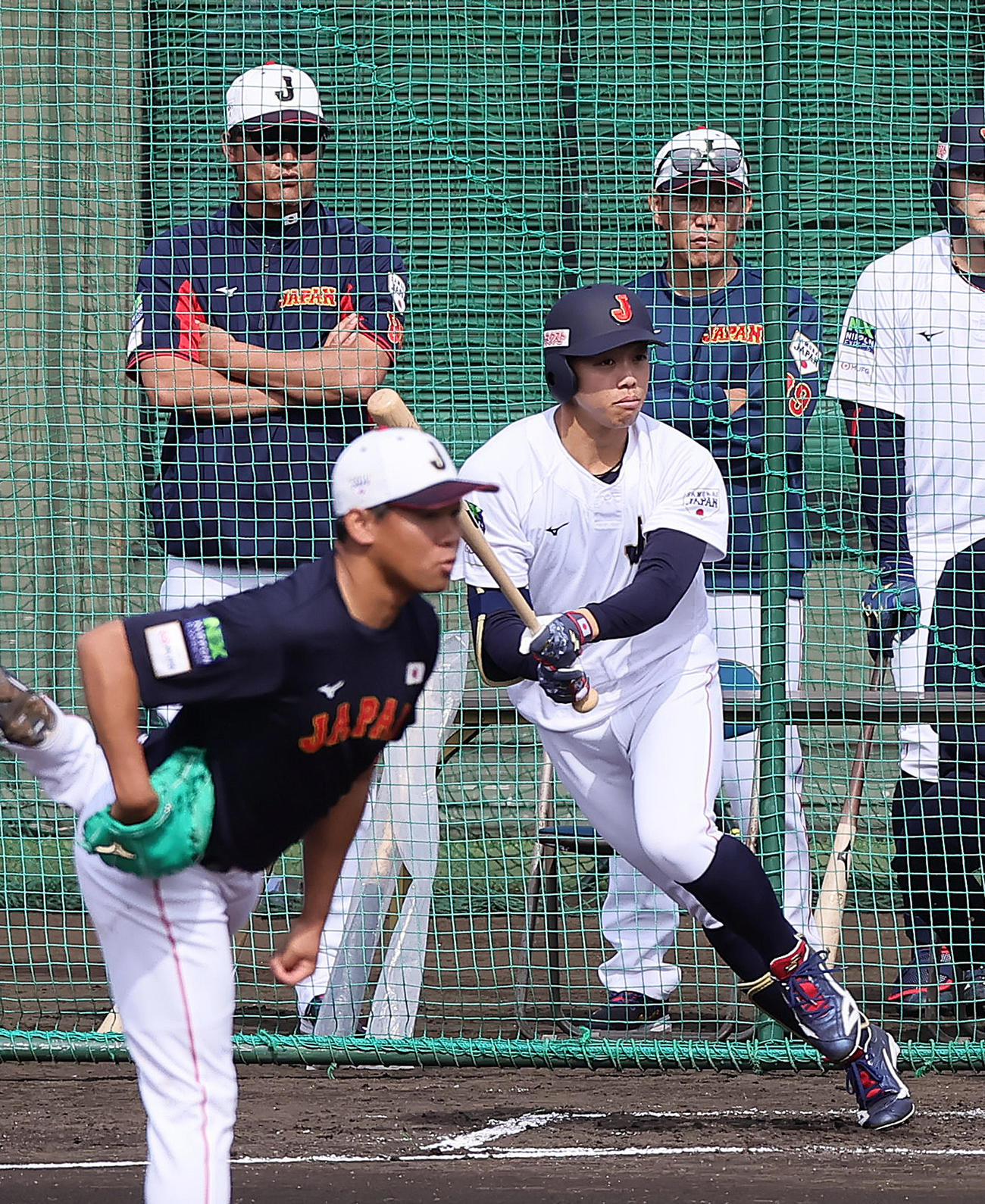 ライブBPで登板した田口（手前）から安打性の当たりを放つ岡林。後方右は井端監督（撮影・足立雅史）