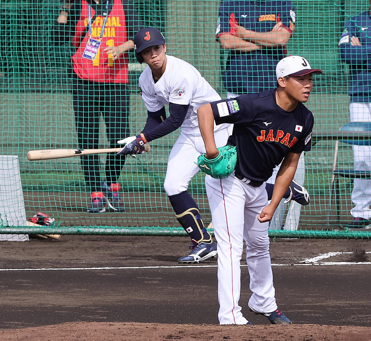 ライブBPで登板した田口（手前）から安打性の当たりを放つ岡林（撮影・足立雅史）
