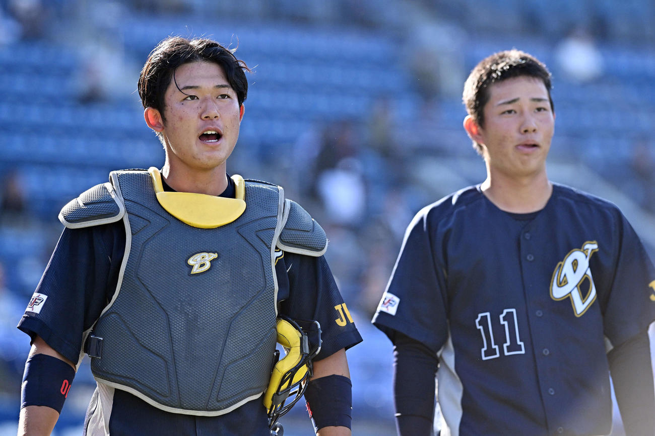 上武大対国際武道大　試合後、あいさつする上武大・進藤（左）（撮影・滝沢徹郎）