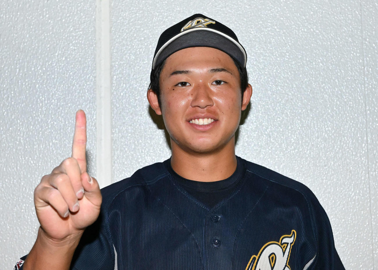 上武大対国際武道大　試合後、優勝まであと1勝の「1」のポーズで写真に納まる上武大・進藤（撮影・滝沢徹郎）