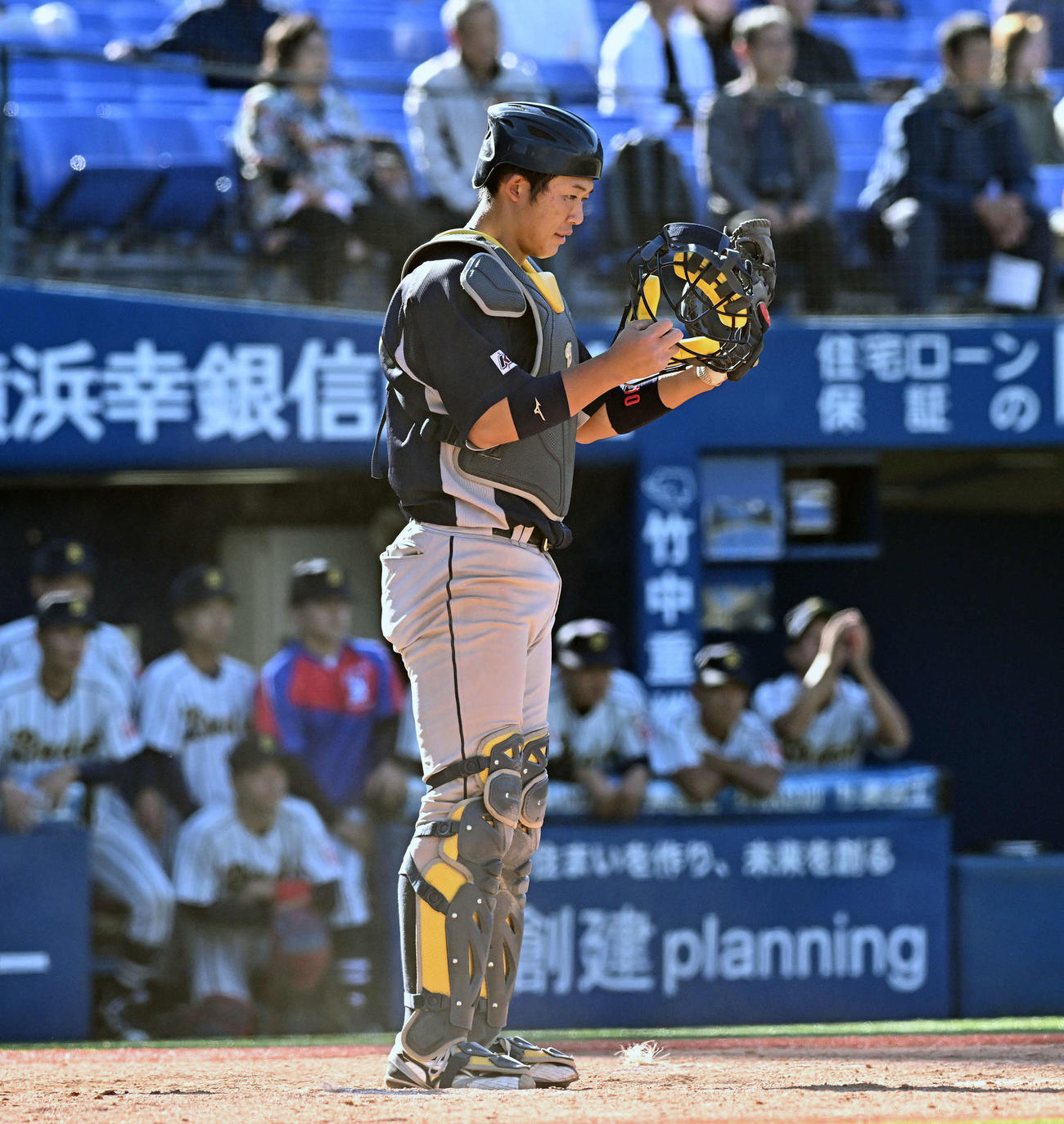 上武大対国際武道大　試合に勝利しグラブをたたく上武大の捕手進藤（撮影・滝沢徹郎）