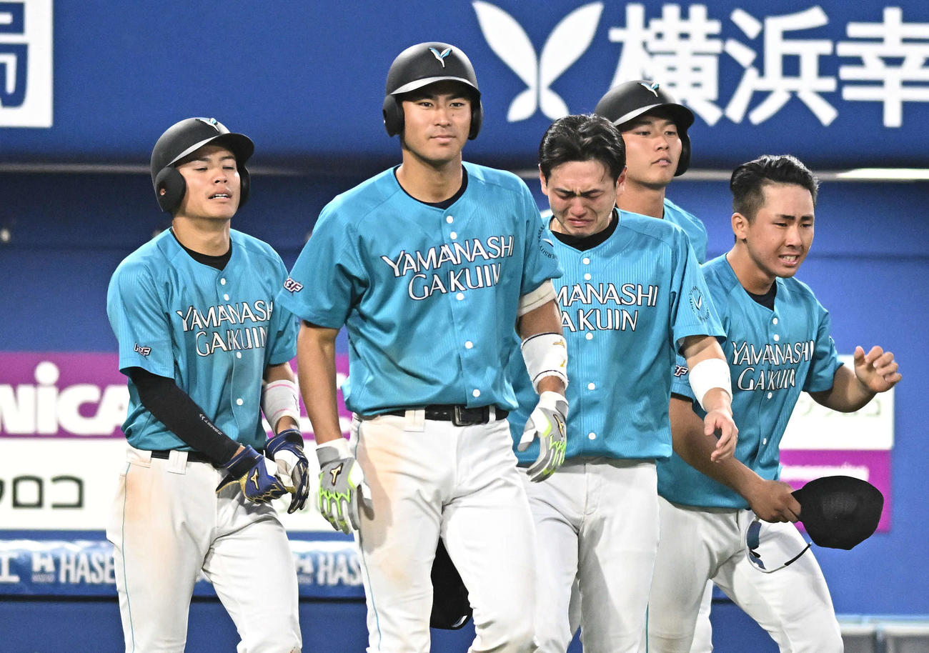日体大対山梨学院大　試合に敗れあいさつに向かう山梨学院大・宮崎（左から2人目）ら（撮影・滝沢徹郎）