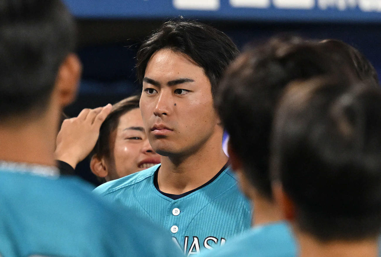日体大対山梨学院大　試合後の円陣で話しを聞く山梨学院大・宮崎（中央）（撮影・滝沢徹郎）