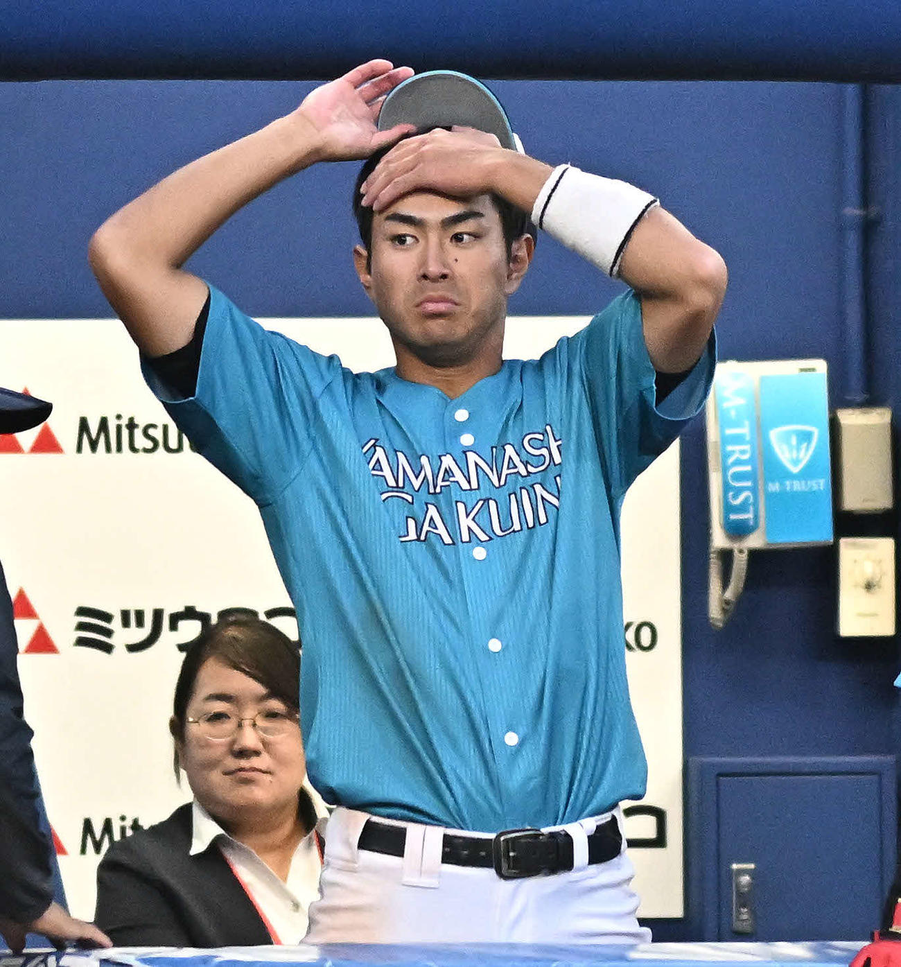 日体大対山梨学院大　8回裏山梨学院大無死、見逃し三振に倒れベンチで浮かない表情の宮崎（撮影・滝沢徹郎）