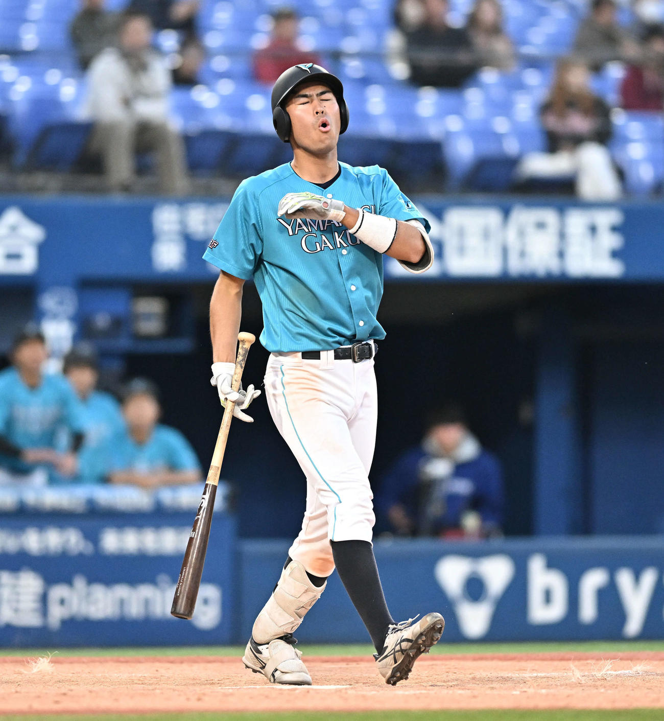 日体大対山梨学院大　8回裏山梨学院大無死、宮崎は見逃し三振に倒れる（撮影・滝沢徹郎）