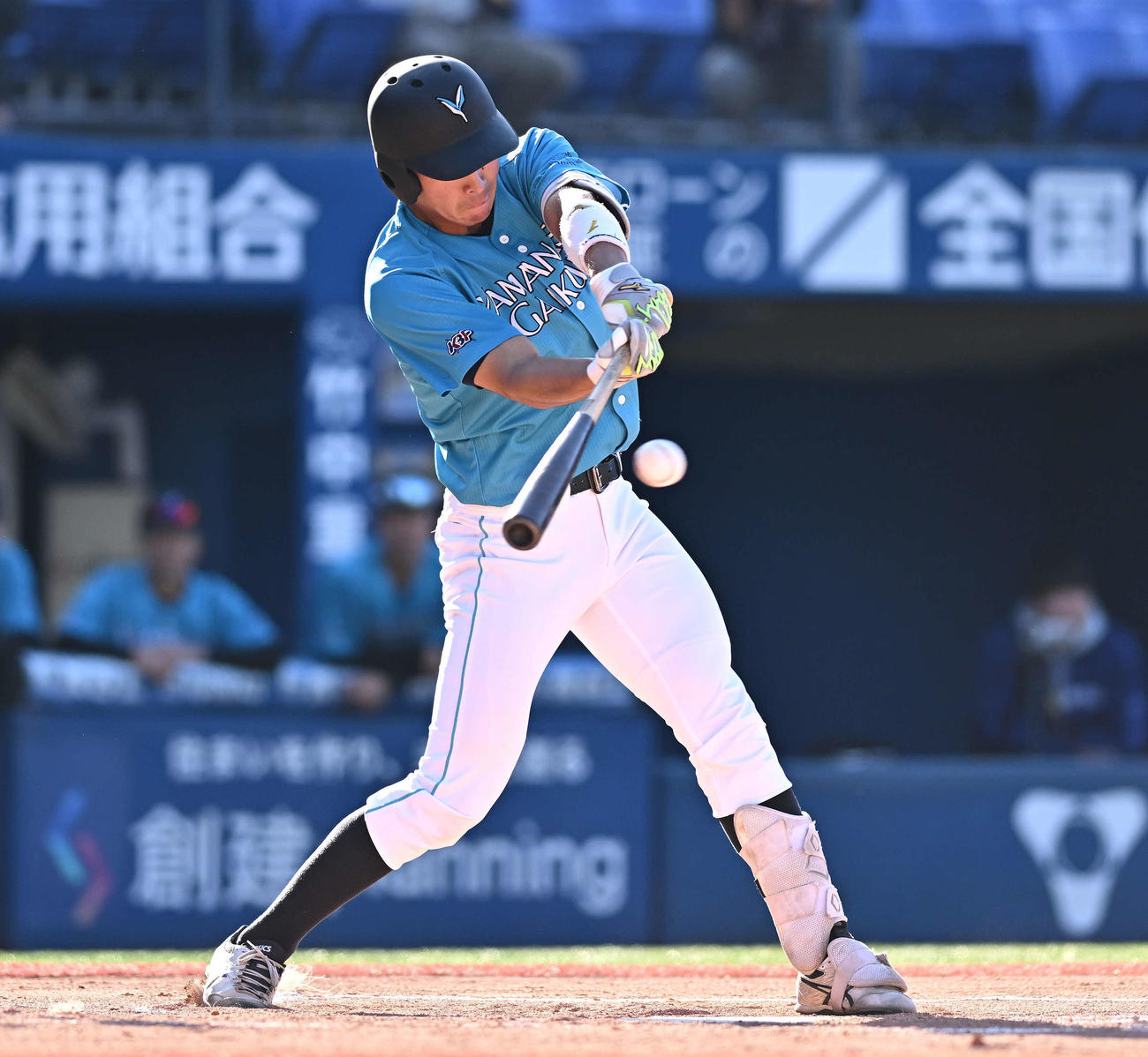 日体大対山梨学院大　1回裏山梨学院大無死、宮崎は右前打を放つ（撮影・滝沢徹郎）