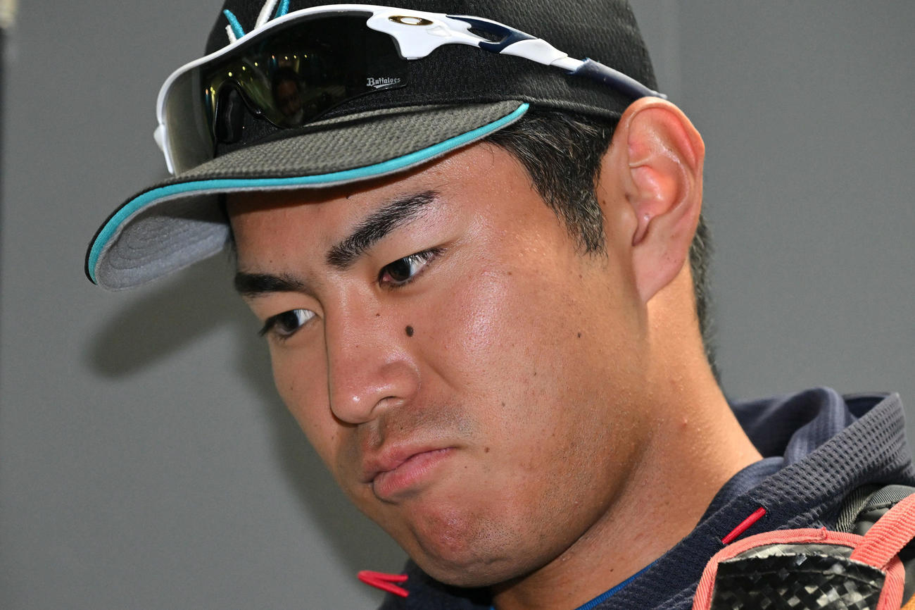 日体大対山梨学院大　試合後、悔しげな表情で取材に応じる山梨学院大・宮崎（撮影・滝沢徹郎）