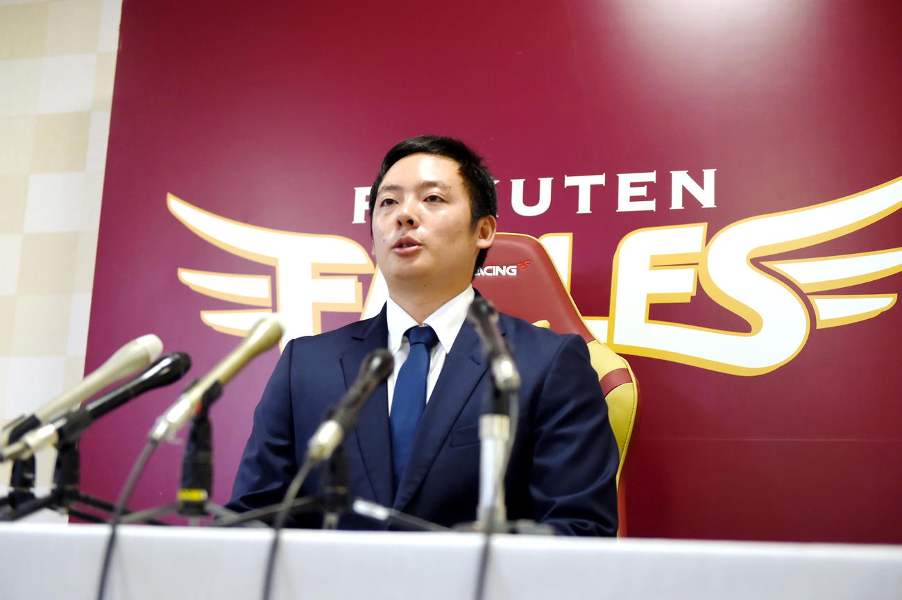 海外FA権を行使し球団事務所で取材対応する楽天松井裕（撮影・山田愛斗）