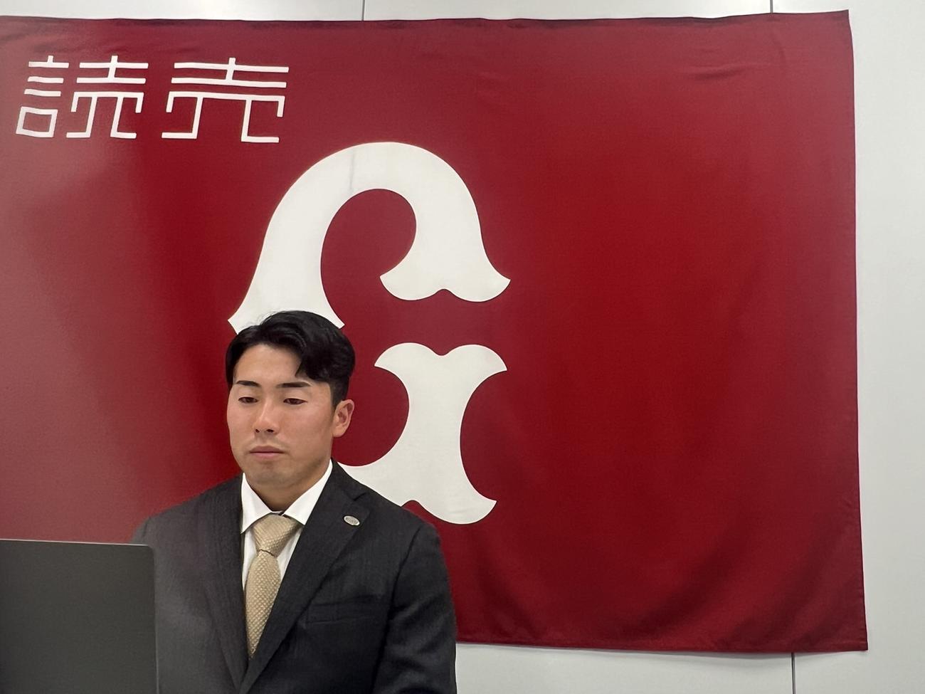契約更改を終え、会見する巨人浅野