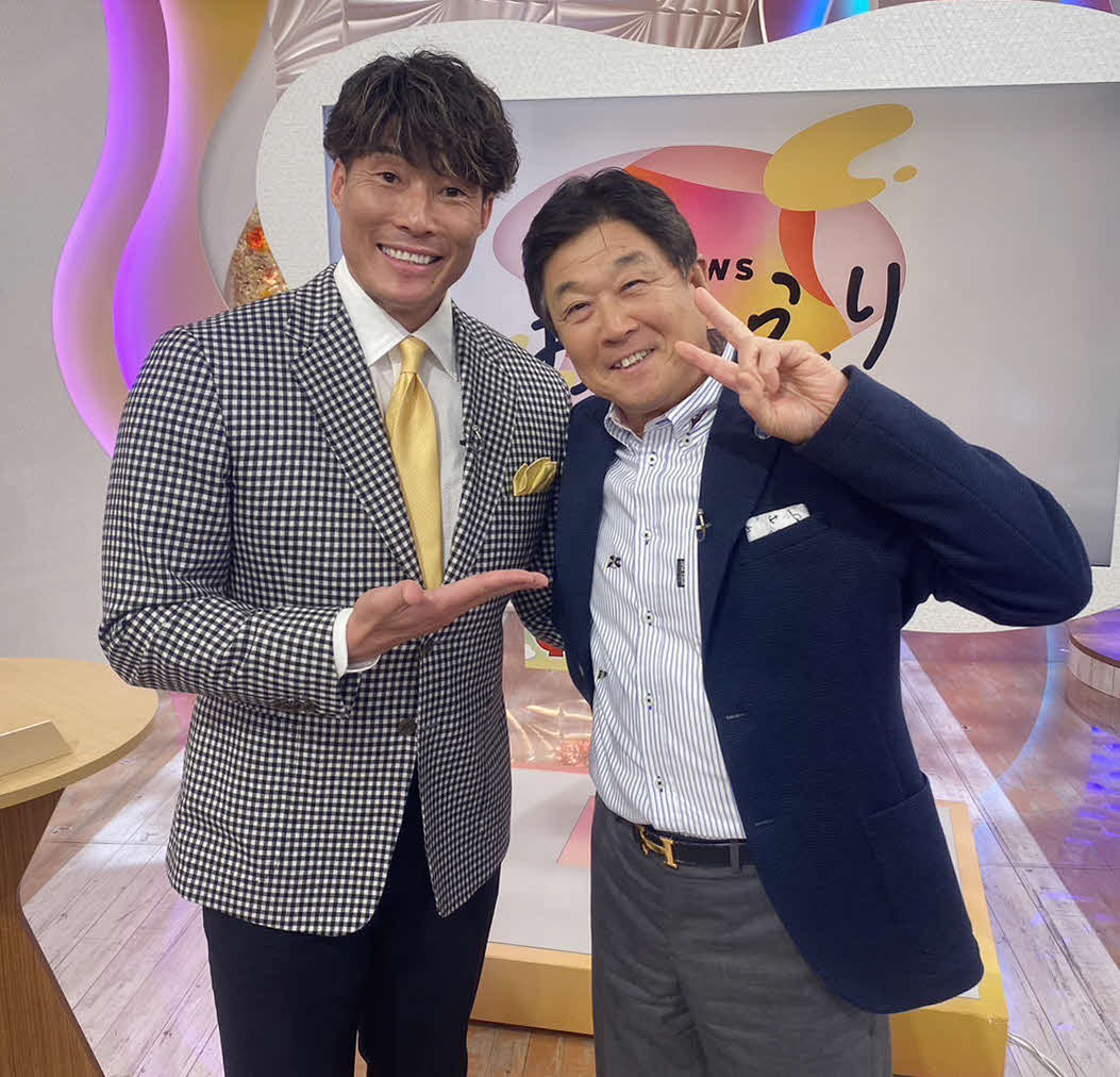 ABCテレビ「newsおかえり」に出演した阪神平田ヘッドコーチ。左は糸井氏（球団提供）