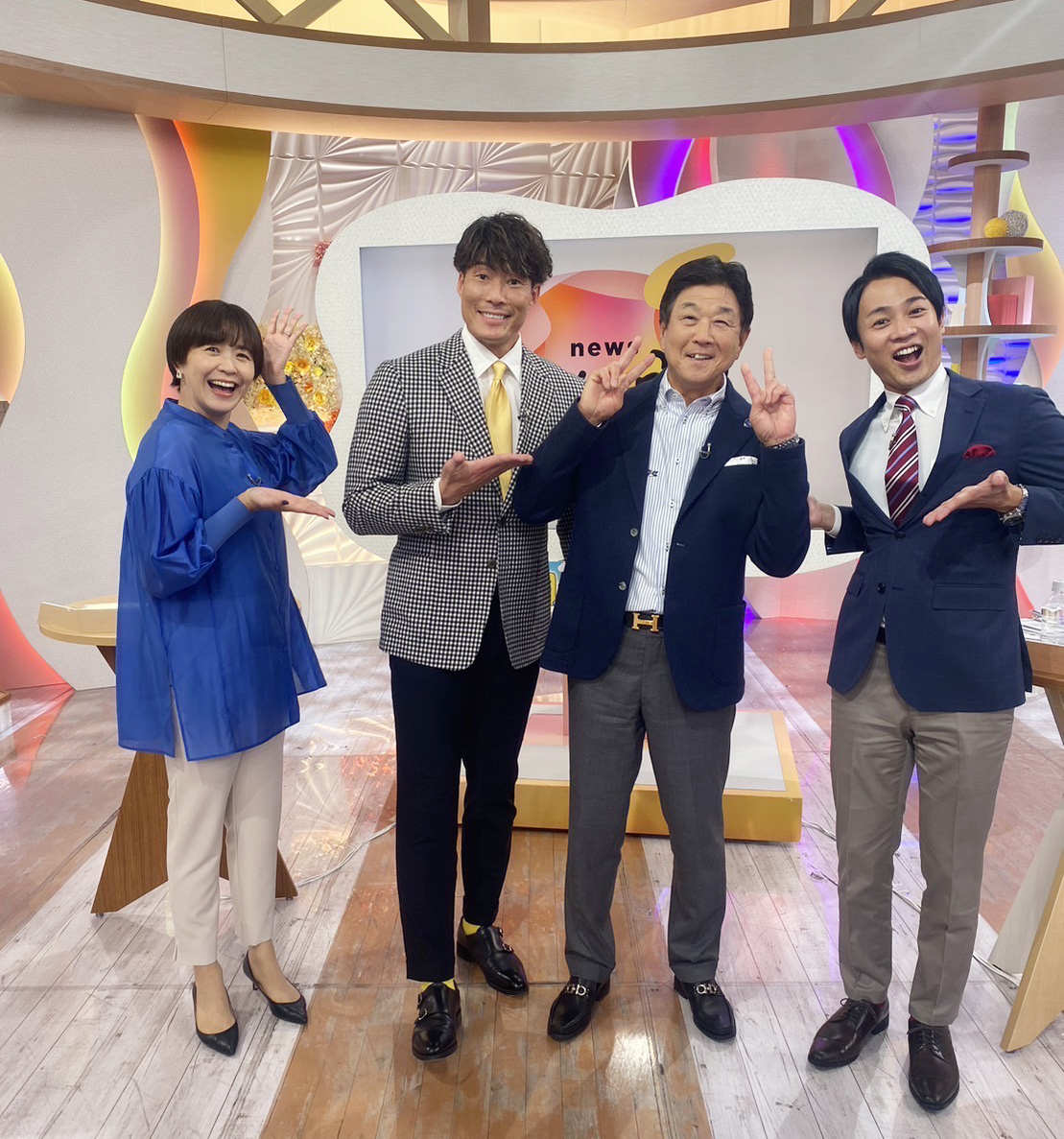 ABCテレビ「newsおかえり」に出演した阪神平田ヘッドコーチ（右から2人目）左から武田和歌子アナ、糸井嘉男氏、ひとりおいて横山太一アナ（球団提供）
