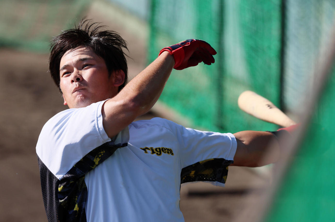 ロングティー打撃を行う野口（撮影・加藤哉）