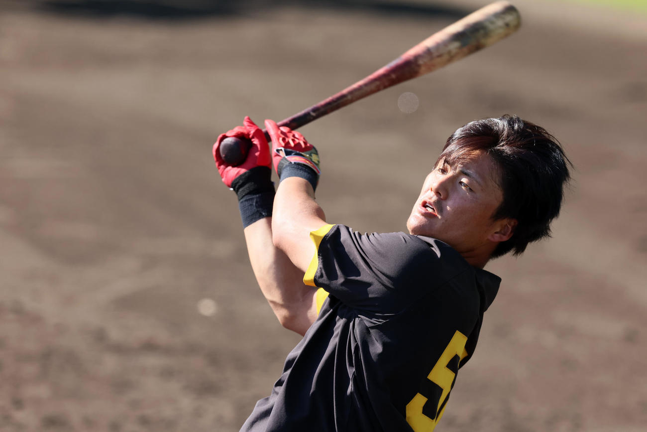 ロングティー打撃を行う前川（撮影・加藤哉）