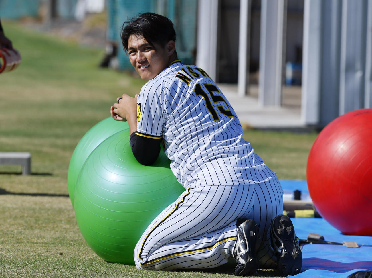 阪神秋季キャンプ　トレーニングの合間にリラックスした表情を見せる阪神西純（撮影・藤尾明華）