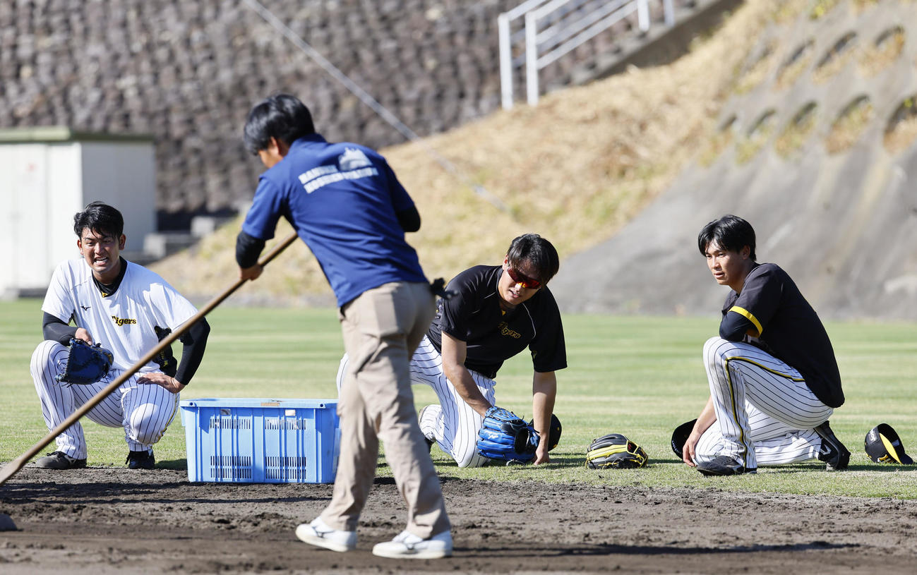 ノックを終え、座り込む（奥左から）阪神岡留、西純、湯浅（撮影・藤尾明華）