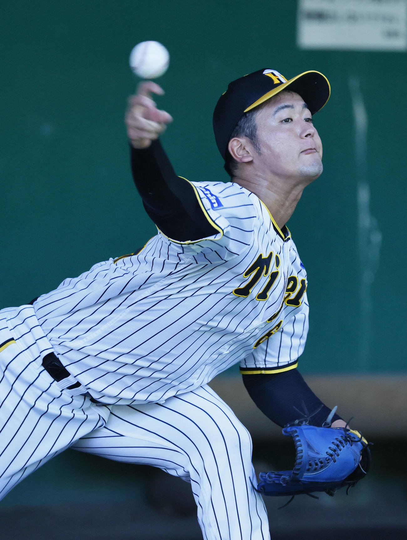 阪神秋季キャンプ　ブルペンで投球練習する阪神岡留（撮影・藤尾明華）