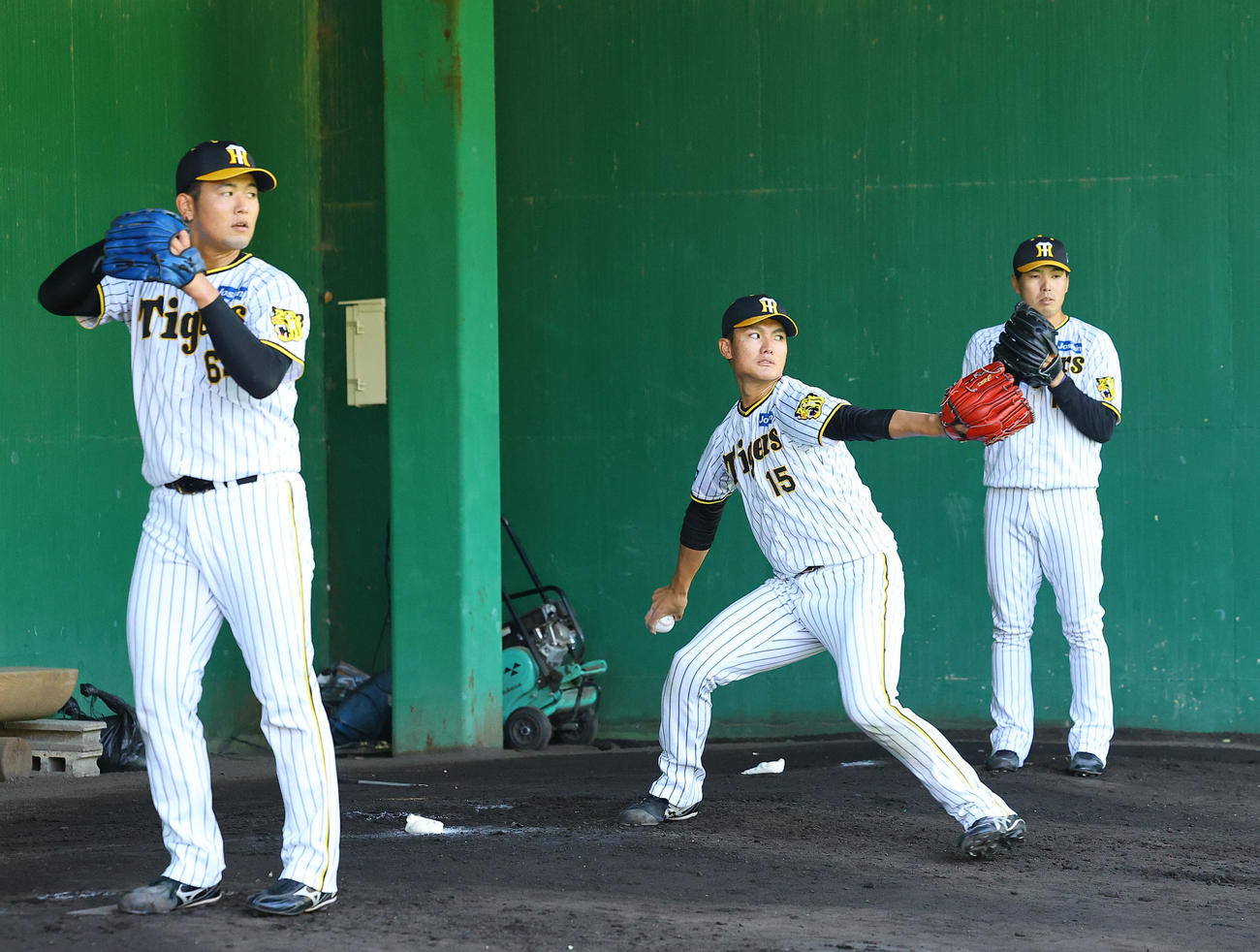 阪神秋季キャンプ　ブルペンで投球練習する（左から）阪神岡留、西純、馬場（撮影・藤尾明華）